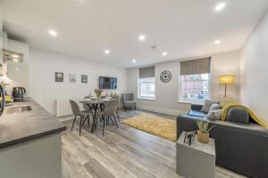 Una cocina y una sala de estar con un sofá y una mesa. en Boutique Living by Lawsons, en Windsor 8 fotos más