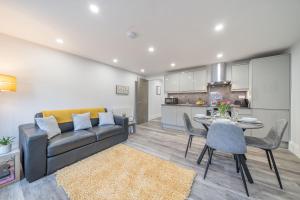 una sala de estar con un sofá y una mesa en Boutique Living by Lawsons, en Windsor