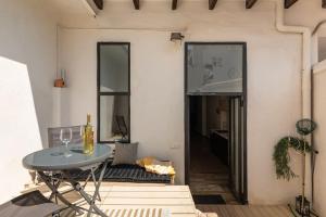 ein Esszimmer mit einem Tisch und einem Glasfenster in der Unterkunft cozy loft patio+pool +wifi in Valencia