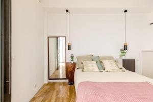 a bedroom with a large bed and a mirror at cozy loft patio+pool +wifi in Valencia
