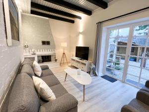 a living room with a couch and a tv at Ferienwohnung zur alten Post 