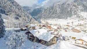 Chalet Falcon - Luxury Swiss Retreat with Hot-Tub v zimě