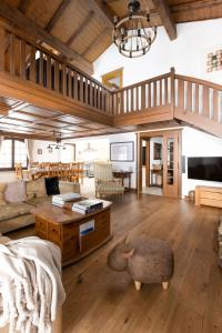 Posezení v ubytování Chalet Falcon - Luxury Swiss Retreat with Hot-Tub