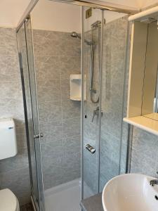 W łazience znajduje się prysznic i umywalka. w obiekcie San Pellegrino Solarium Apartment w mieście San Pellegrino Terme