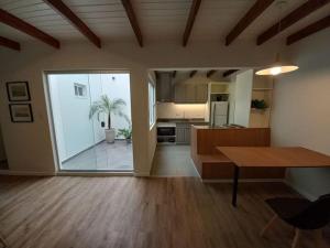 雷西斯膝西亚HOME TRES ESPERANZA a 2 cuadras de peatonal的带桌子的客厅和厨房