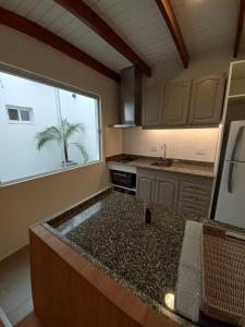 雷西斯膝西亚HOME TRES ESPERANZA a 2 cuadras de peatonal的带水槽和大窗户的厨房