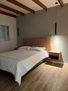 雷西斯膝西亚HOME TRES ESPERANZA a 2 cuadras de peatonal的卧室里有一张白色的大床和一张桌子