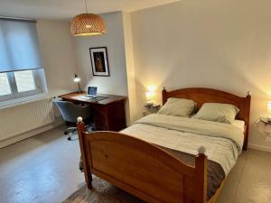 een slaapkamer met een bed, een bureau en een computer bij Artist's Home - 65 m2 spacieux & confortable in Châlons-en-Champagne