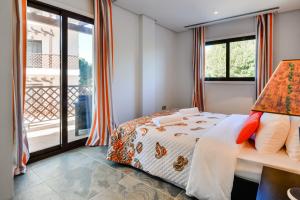 una camera da letto con un letto e una grande finestra di Falesia Beach A a Roja- Pé Altre 17 foto