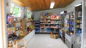 Et supermarked eller andre butikker på campingpladsen eller i nærheden