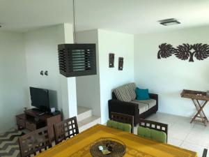 ein Wohnzimmer mit Tisch und Couch in der Unterkunft CASA AUGUSTA, Gravatá-PE in Gravatá