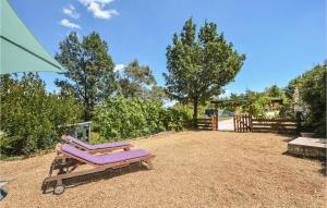 un par de sillones sentados en un patio en Awesome Home In Bordezac, en Bordezac
