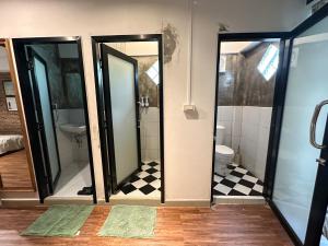 Koupelna v ubytování T-House BKK 2Floors near BTS with swimming pool and free Wifi
