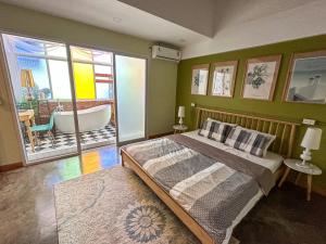 Postel nebo postele na pokoji v ubytování T-House BKK 2Floors near BTS with swimming pool and free Wifi