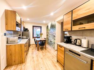 Kuchyňa alebo kuchynka v ubytovaní Przycup w Karkonoszach Apartamenty Karkonosze, Karpacz, Szklarska Poręba- Sauna Fińska