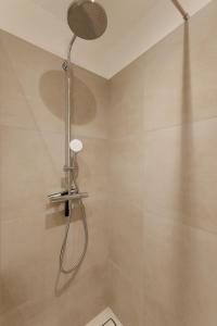 eine Dusche mit Duschkopf im Bad in der Unterkunft Vienne City Apartment Crown 6 in Wien