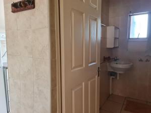 Ένα μπάνιο στο Bluff Accommodation Aybriden Self-Catering +65 φωτογραφίες