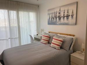 A bed or beds in a room at Stunning 3-Bed Apartment in Puerto De Mazarron