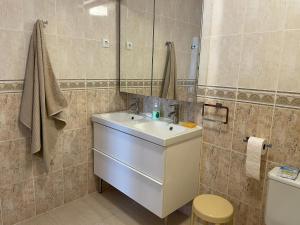 A bathroom at Stunning 3-Bed Apartment in Puerto De Mazarron