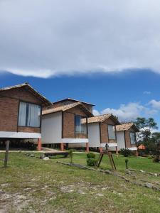 een rij huizen met een blauwe lucht op de achtergrond bij Nosso Chalet in Lavras Novas