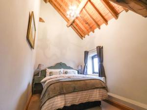 een slaapkamer met een bed in een kamer bij Oak Barn in Sandbach