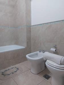 a bathroom with a toilet and a bath tub at Lo que buscabas en Nueva Cordoba in Córdoba