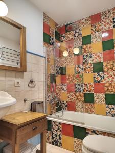 ein Badezimmer mit einer Badewanne, einem WC und einem Waschbecken in der Unterkunft La Casa de Pedro Verdugo Apartamento Turístico in Córdoba