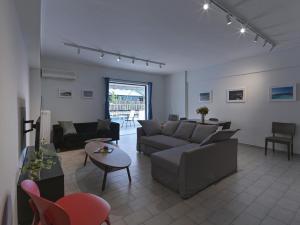 salon z kanapą i stołem w obiekcie 2 bedroom apartment close to children's hospital w Atenach