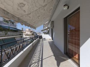 widok z balkonu budynku w obiekcie 2 bedroom apartment close to children's hospital w Atenach