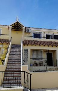 una casa con escaleras delante en Casa Joleen 1, en Villamartin