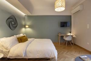 Postel nebo postele na pokoji v ubytování A rare, eclectic, luxurious stay at Syntagma