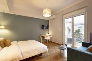 Postel nebo postele na pokoji v ubytování A rare, eclectic, luxurious stay at Syntagma