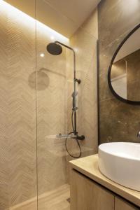 Koupelna v ubytování A rare, eclectic, luxurious stay at Syntagma