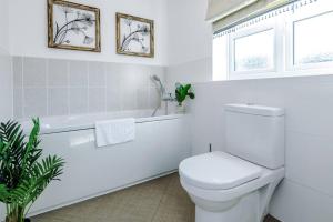 Vannituba majutusasutuses Luxury detached home in 168 Upton Grange +31 fotot