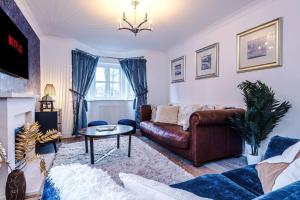 uma sala de estar com um sofá e uma mesa em Luxury detached home in 168 Upton Grange em Mollington