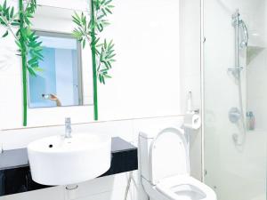 La salle de bains est pourvue d'un lavabo, de toilettes et d'un miroir. dans l'établissement JB City 1 Tebrau T19 1BR by GreatDay, à Johor Bahru