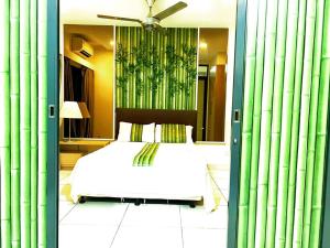 - une chambre dotée d'un lit avec des rideaux verts en bambou dans l'établissement JB City 1 Tebrau T19 1BR by GreatDay, à Johor Bahru