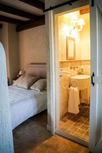アルピーノにある1870 Bed & Breakfastのベッドルーム1室(ベッド1台、バスタブ、シンク付)