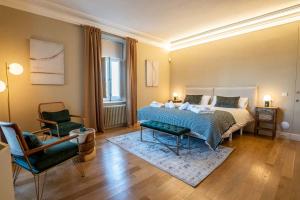 1 dormitorio con 1 cama y 1 silla en Hotel Font de la Canya, en Avinyonet