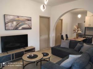 ein Wohnzimmer mit einem Sofa und einem Tisch in der Unterkunft Alex Katerina Apartments in Peroulades