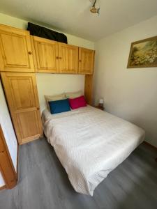 een bed in een slaapkamer met houten kasten bij Thollon-Les-Mémises - IGLOO 2 in Thollon