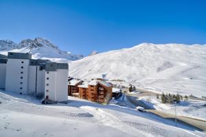 a resort in the snow with a mountain in the background at MyHome - Le Kachassa - Schuss Bel appartement 4 pax Tignes Val Claret in Tignes