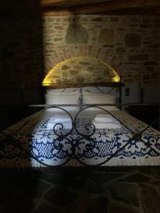 Postel nebo postele na pokoji v ubytování Lithos Homes