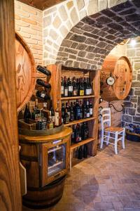 een wijnkelder met een bos wijnflessen bij 1870 Bed & Breakfast in Arpino