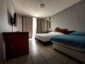 Ein Bett oder Betten in einem Zimmer der Unterkunft L'Hôtel Du Fleuve