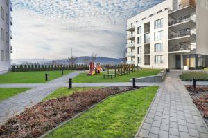 un parque con parque infantil frente a un edificio en Nadmorski Apartament z Parkingiem Gdynia Redłowo by Noclegi Renters, en Gdynia
