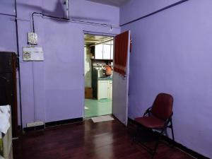 Habitación púrpura con silla y puerta en 2BHK Flat Available for Wedding Guests, Home stay, Travelers - Mumbra en Thane