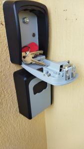 a key holder with a pair of keys in it at Estrella Del Mar, Denia in Casas Devesa
