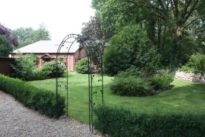 einen Garten mit einem Tor im Gras in der Unterkunft Ferienhaus Lüthje in Hochdonn