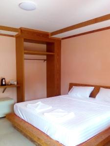 a bedroom with a large bed with white sheets at Baan Saitharn Koh Lanta in Ban Not (1)